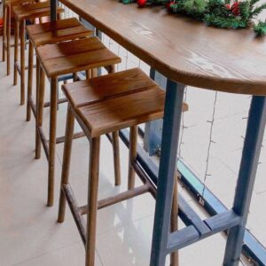 Bahrstuhl und Holzbar